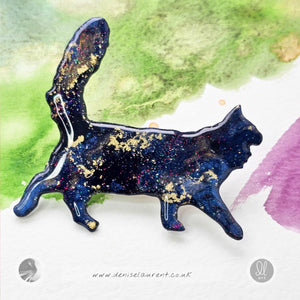 hand made, unique maine coon cat pin in blue black and gold
